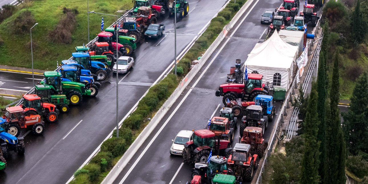 Μπλόκο στον Μπράλο: Καθολικός δίωρος αποκλεισμός από αγρότες, μεγάλες ουρές στoν Ε65 -Κλειστή η Ιόνια Οδός στο Αγγελόκαστρο