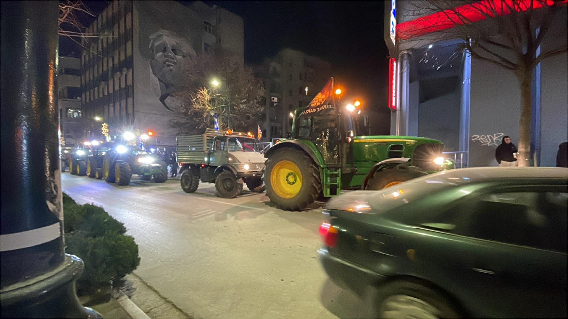 Νέα ...απόβαση τρακτέρ στην κεντρική πλατεία της Λάρισας από το μπλόκο Νίκαιας (ΦΩΤΟ)