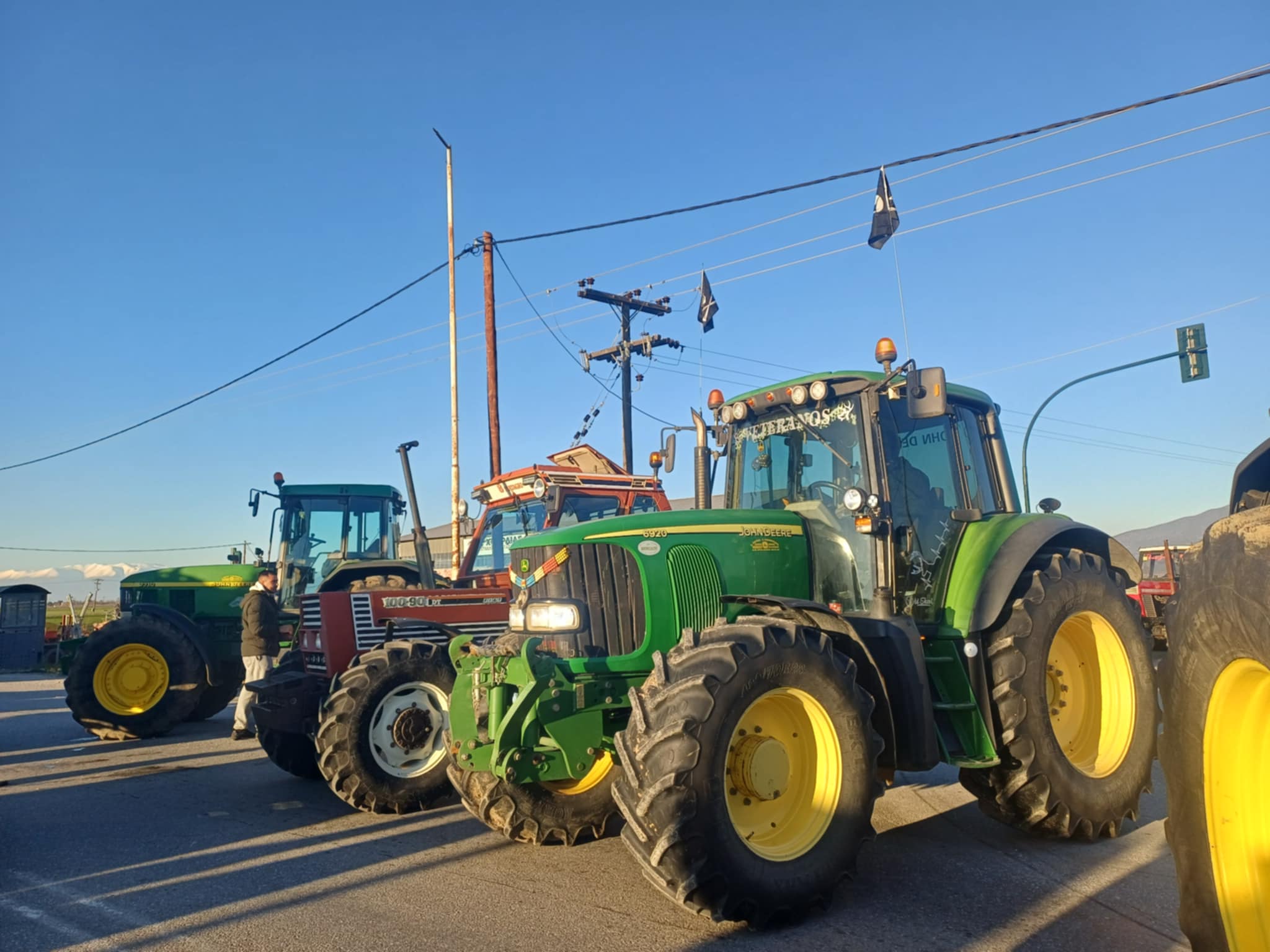 Αμετακίνητοι οι αγρότες, η κυβέρνηση εξετάζει αυστηρό σχέδιο με πρόστιμα