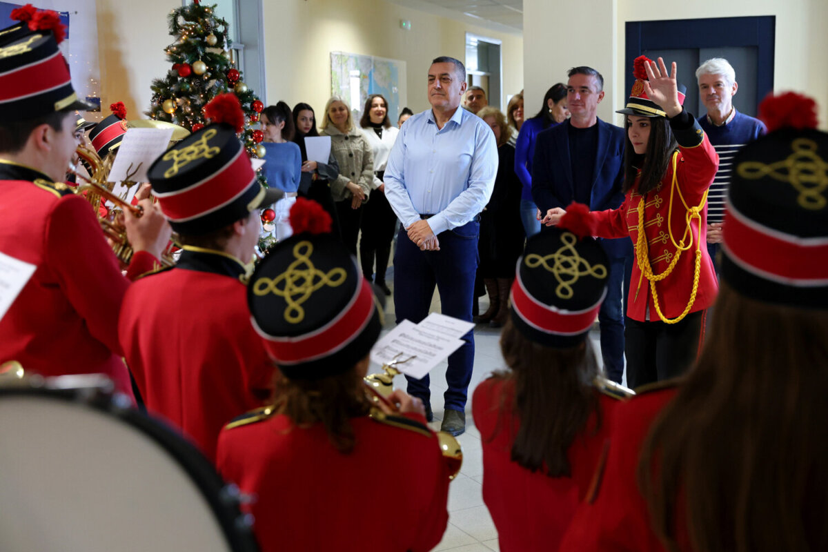 Πρωτοχρονιάτικα κάλαντα στον Περιφερειάρχη Δημ. Κουρέτα από τη Φιλαρμονική του Δήμου Αλμυρού