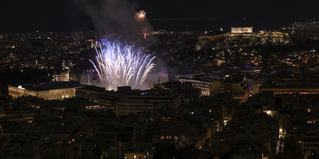 Η Ελλάδα υποδέχτηκε το 2026 με εκδηλώσεις από άκρη σε άκρη της χώρας -live ap;o to S;yntagma