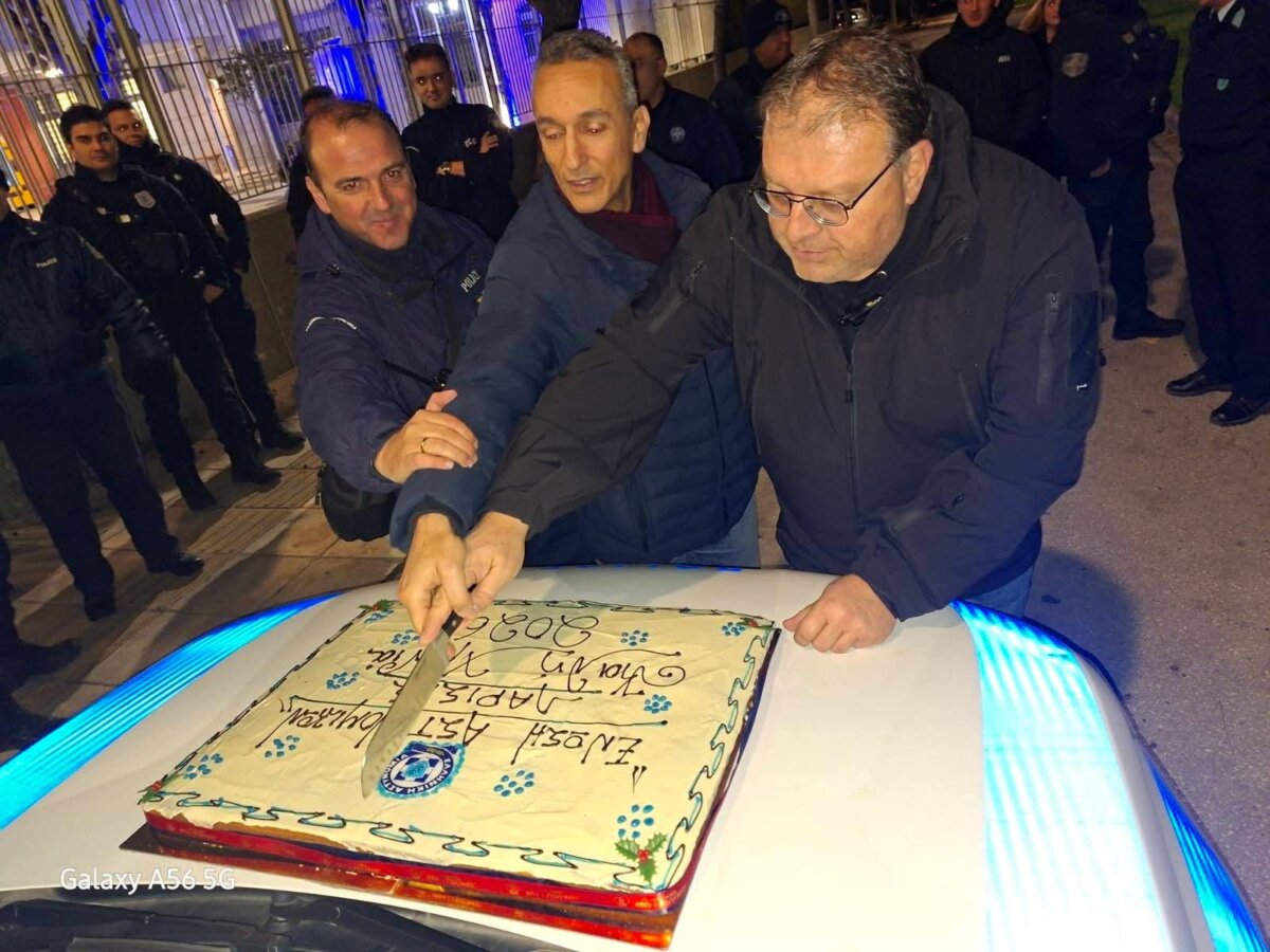 Οι αστυνομικοί της Λάρισας τήρησαν για ακόμη μια χρονιά το έθιμο-έκοψαν την πίτα σε περιπολικό (ΦΩΤΟ)