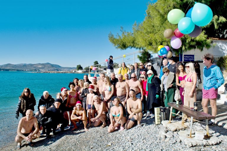 Πρωτοχρονιά με βουτιά στον Παγασητικό: Σταθερό σημείο αναφοράς η γιορτή του «Ιάσονα» στις Πλάκες Γορίτσας