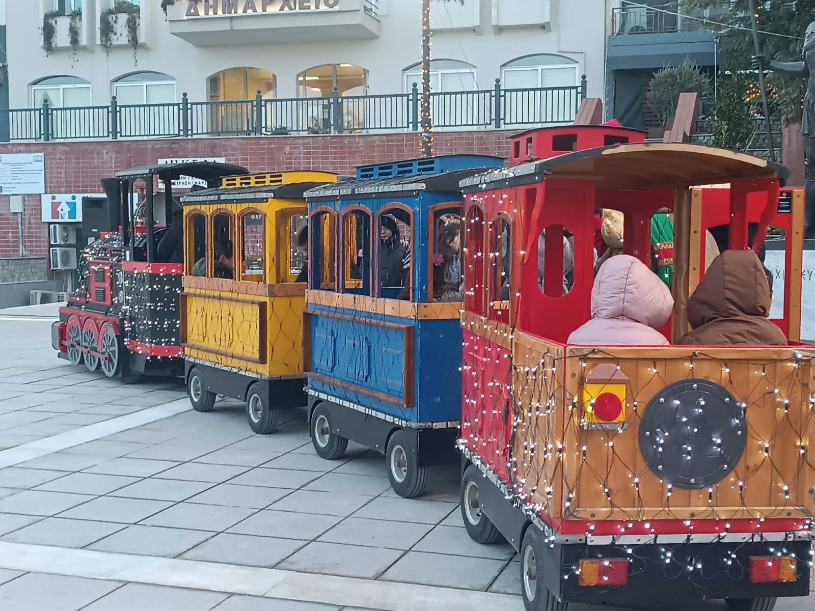 Γιορτινή βόλτα στα Φάρσαλα με το Christmas Mini Express Train (ΦΩΤΟ)
