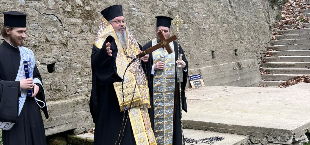 Η Τελετή Κατάδυσης του Τιμίου Σταυρού στο Αγίασμα του Ιερού Προσκυνήματος Αγίας Παρασκευής Τεμπών
