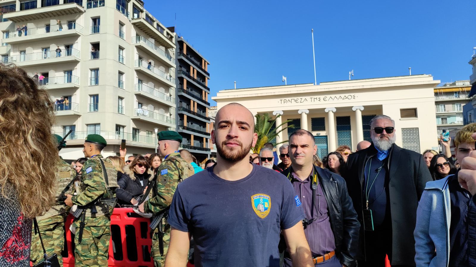 Για τρίτη χρονιά έπιασε τον σταυρό ο Γιάννης Λιάκος, λιμενοφύλακας, στην τελετή καθαγιασμού των υδάτων στον Βόλο