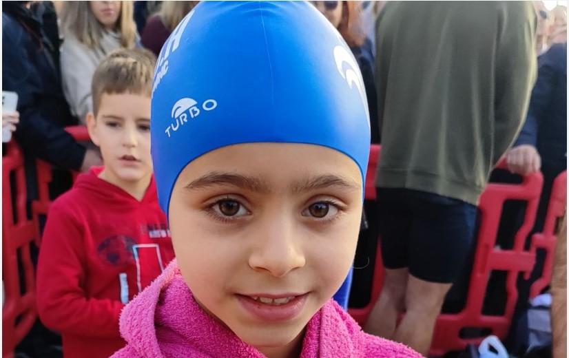 Η 9χρονη Αποστολία έκλεψε την παράσταση στον Βόλο – Βούτηξε για τον σταυρό και συγκίνησε τους πάντες