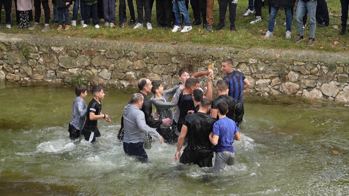 Βούτηξαν στα νερά του Ελασσονίτη να πιάσουν το σταυρό (ΦΩΤΟ)
