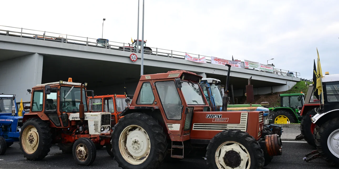 Αγρότες: Παραμένει κλειστή η αερογέφυρα της Νίκαιας στο ρεύμα προς Θεσσαλονίκη, κυκλοφοριακές ρυθμίσεις