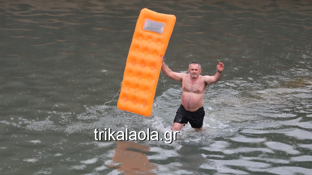 Βίντεο: Βούτηξε για τον Σταυρό με... στρώμα θαλάσσης -Γέλια και ενθουσιασμός στα Τρίκαλα [βίντεο]