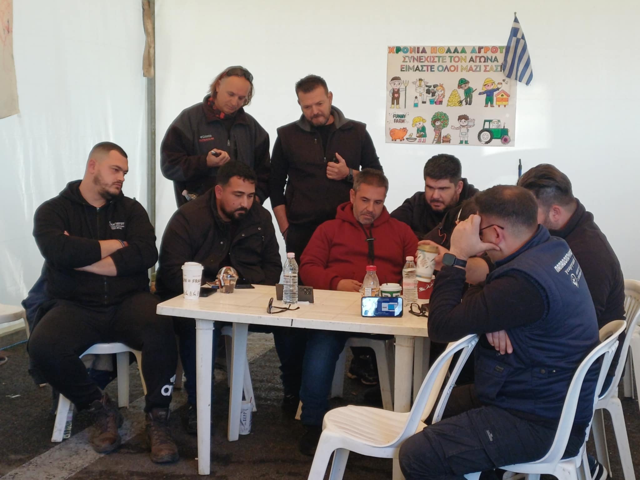 Με ενδιαφέρον και εμφανή απογοήτευση παρακολούθησαν τις ανακοινώσεις της κυβέρνησης στο μπλόκο Νίκαιας (ΦΩΤΟ)