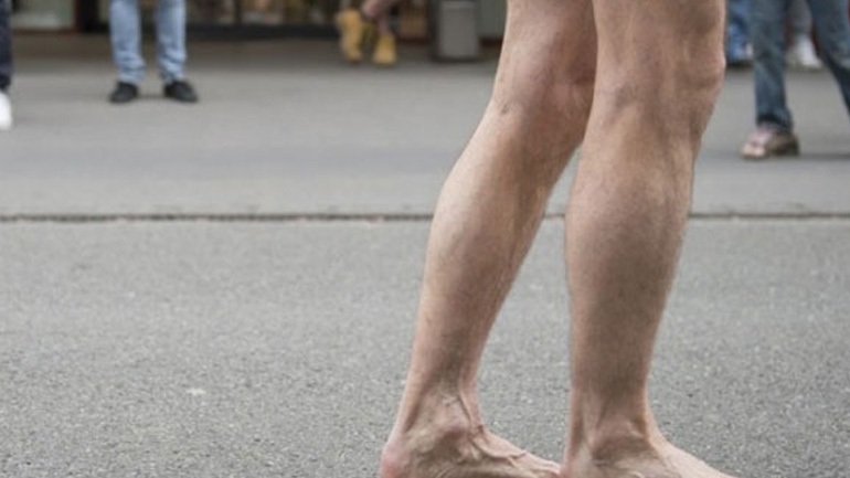 Βόλος: Νεαρός κυκλοφορούσε γυμνός στο κέντρο της πόλης «τραβώντας» πάνω του τα βλέμματα των περαστικών