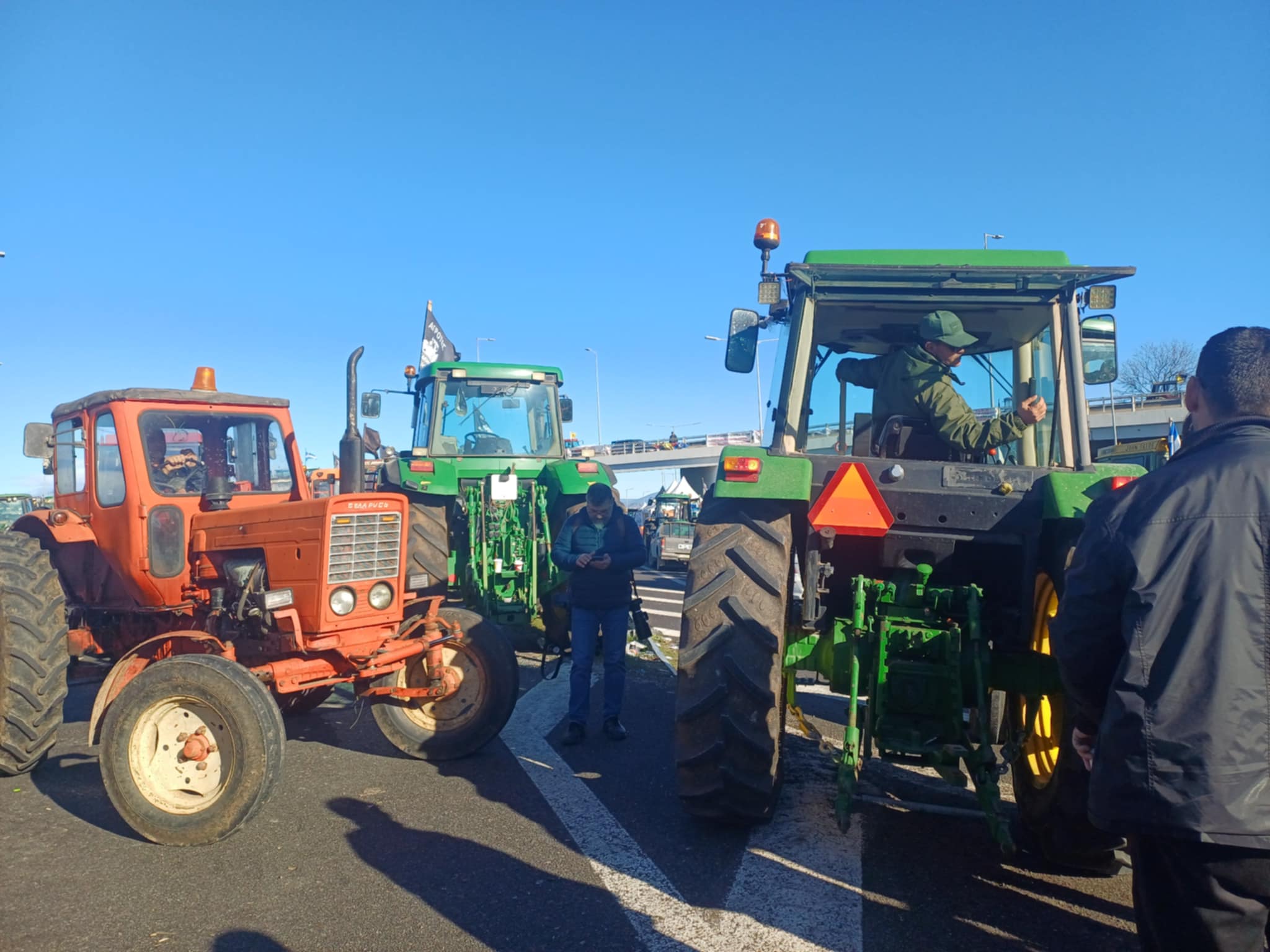 Ξεκίνησαν τα τρακτερ από το μπλόκο Νίκαιας για τον αποκλεισμό των σηράγγων στα Τέμπη (ΦΩΤΟ+video)