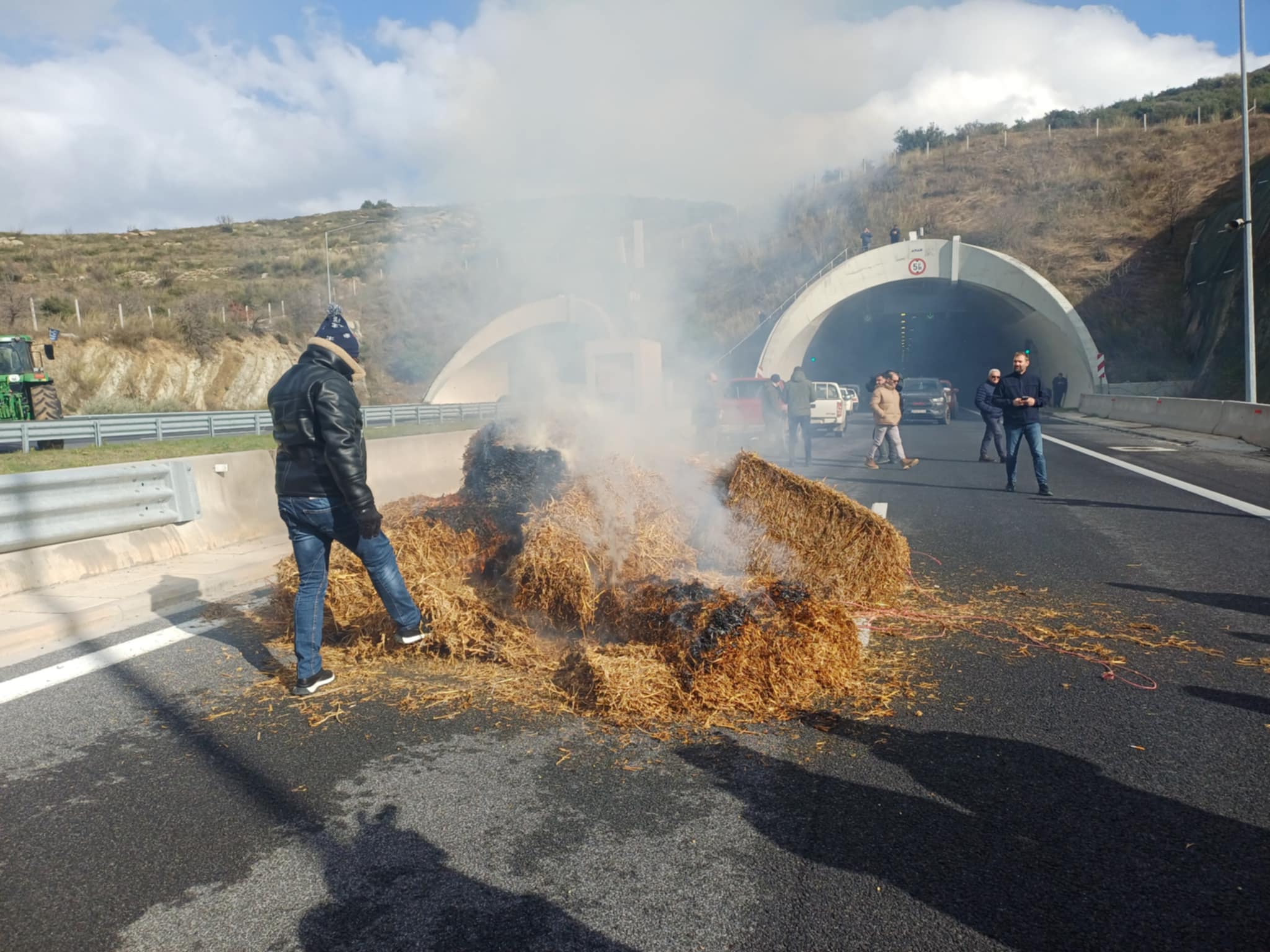 Έκλεισαν τις σήραγγες στα Τέμπη οι αγρότες και καίνε άχυρα στην είσοδο (ΦΩΤΟ+video)