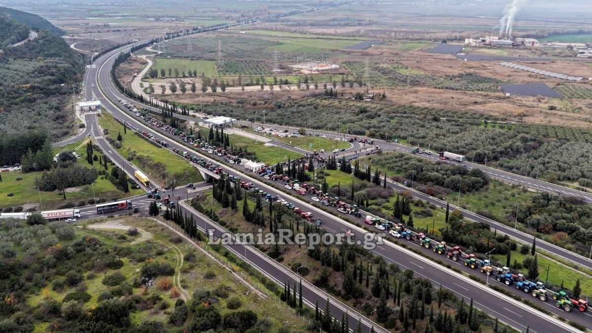 Λαμία: Οι αγρότες «κόβουν» τη χώρα στα δύο στον κόμβο του Μπράλου - Δύσκολο το επόμενο 48ωρο