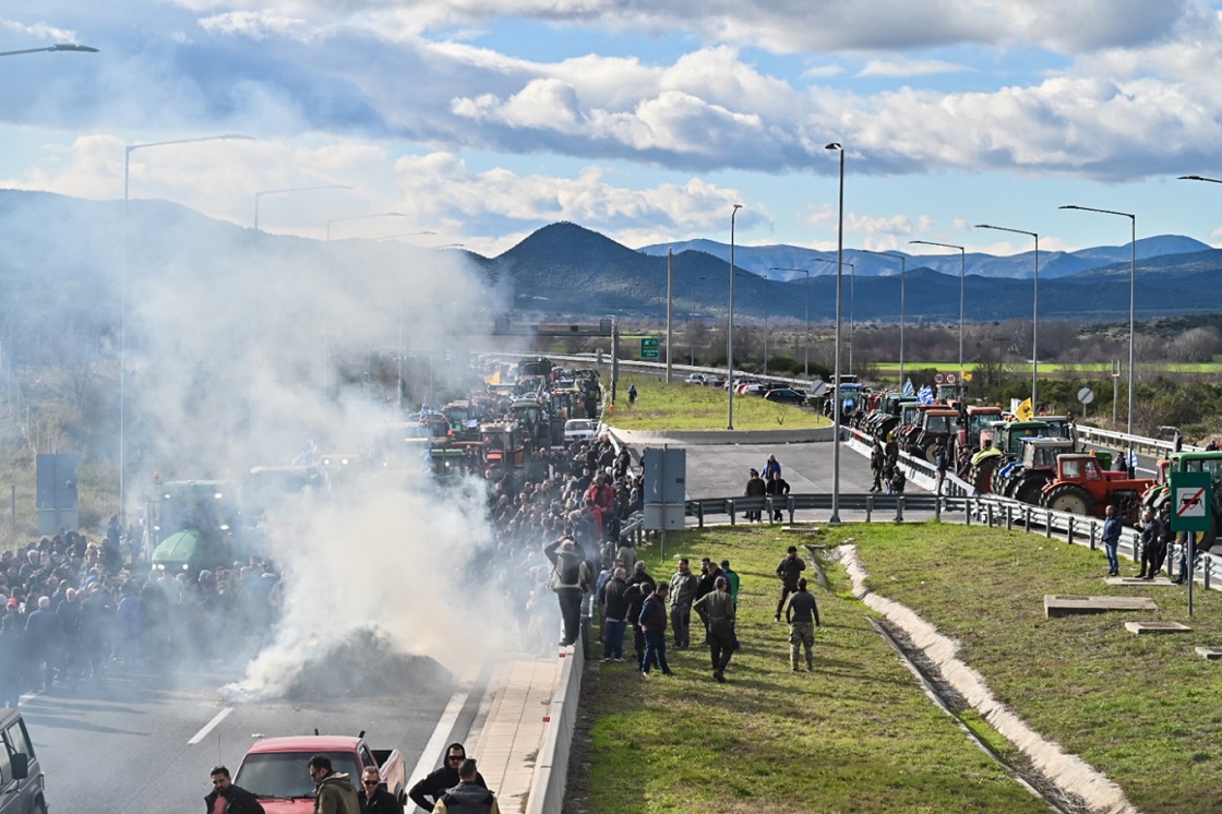 Σε συζήτηση με ανοιχτούς δρόμους καλεί η κυβέρνηση τους αγρότες-κλείνουν στις 5 τον παράδρομο προς Ελασσόνα