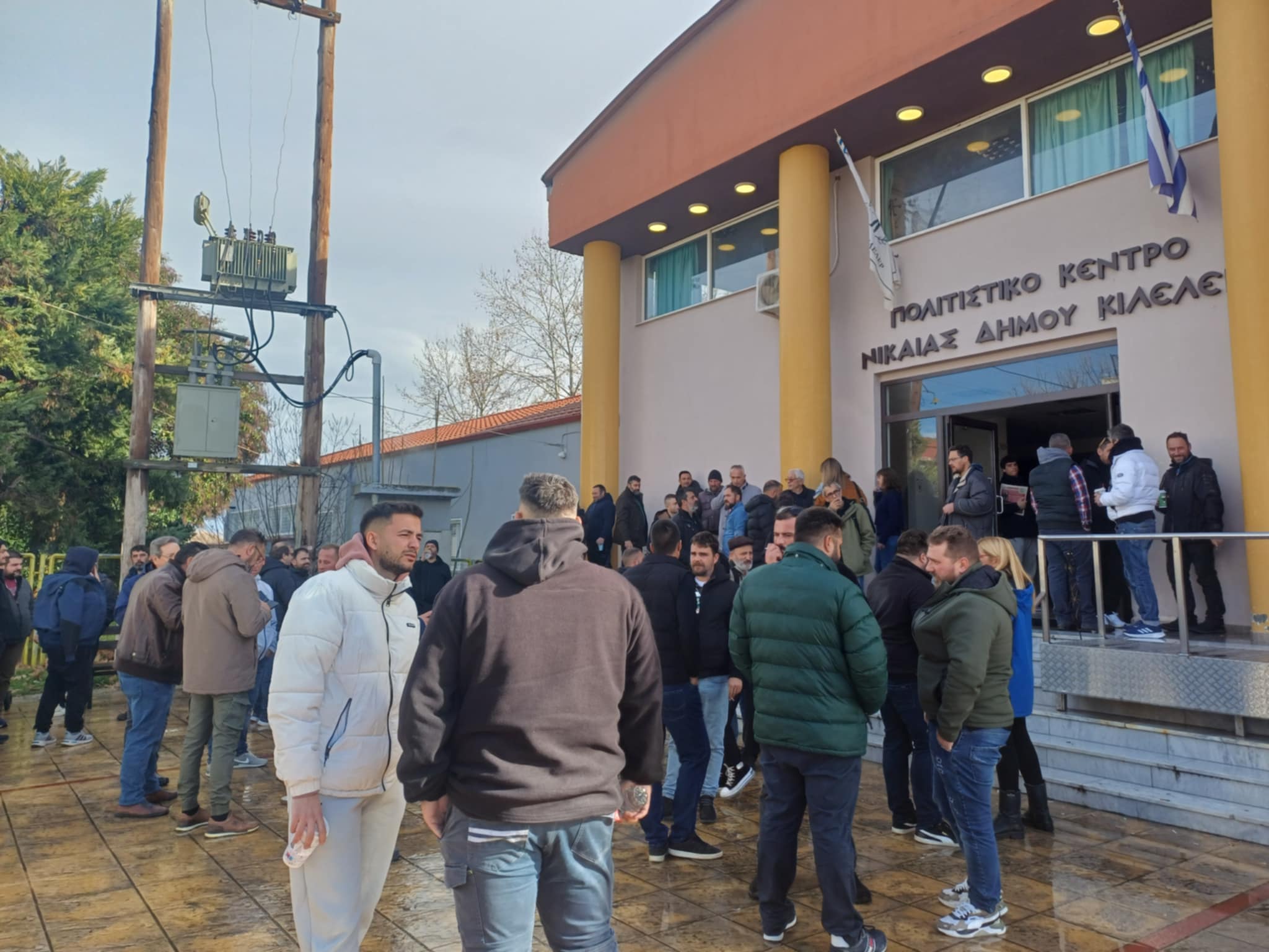 Όλα έτοιμα για τη σύσκεψη της πανελλαδικής - δεκάδες αγρότες από 50 μπλόκα στη Νίκαια (ΦΩΤΟ)