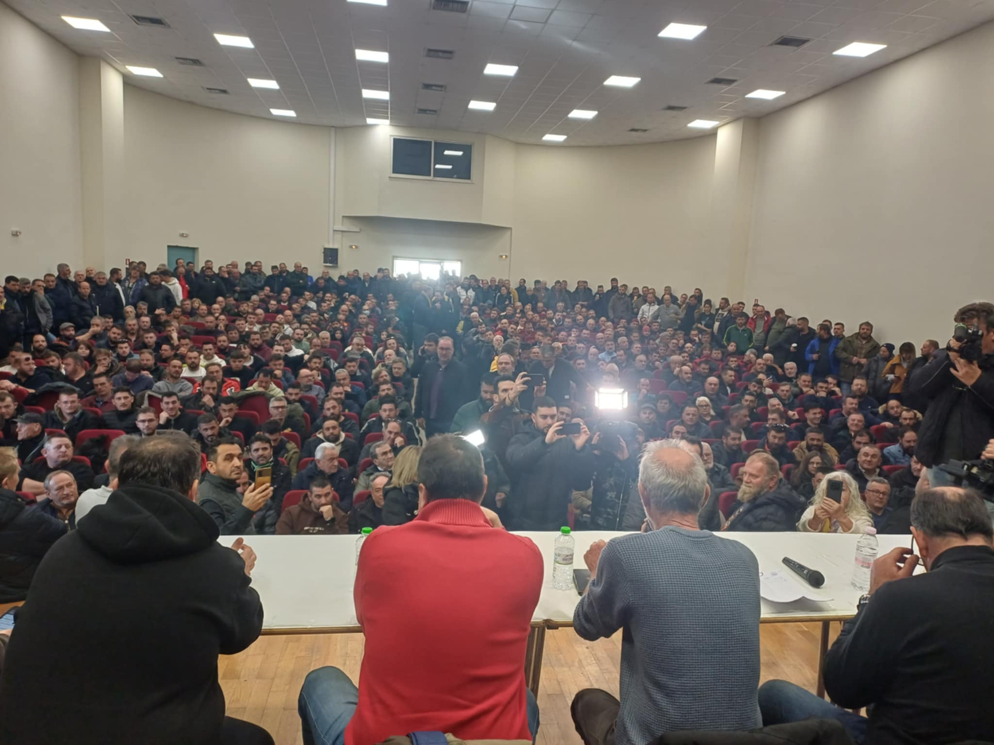 Ναι στον διάλογο στο Μαξίμου, όχι στο συλλαλητήριο την Τρίτη στην Αθήνα, αποφάσισαν οι αγρότες