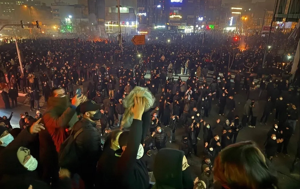 Ιράν: Αναφορές για 116 νεκρούς – Τεχεράνη: «Θα πλήξουμε Ισραήλ, αμερικάνικες βάσεις αν οι ΗΠΑ παρέμβουν»