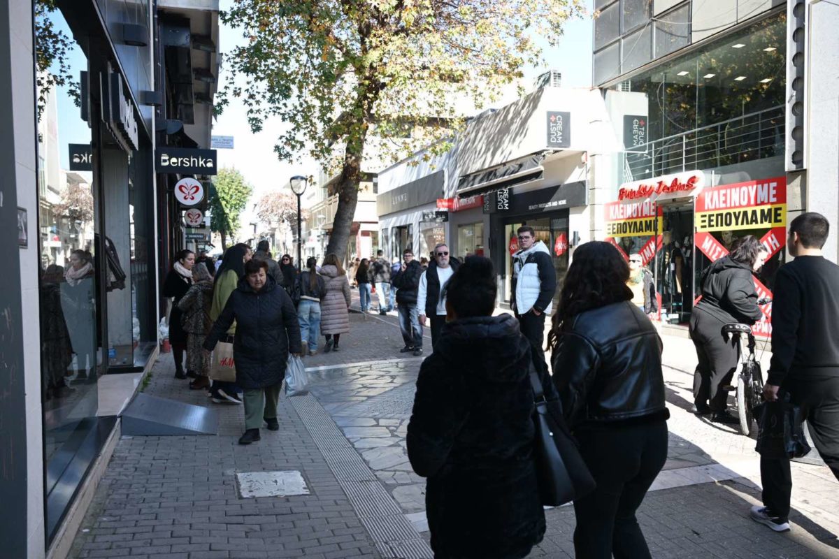 Άρχισαν οι χειμερινές εκπτώσεις και στην αγορά της Λάρισας