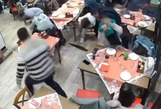 Αλεξανδρούπολη: Η στιγμή που ανεμοστρόβιλος χτυπάει εστιατόριο γεμάτο με κόσμο (ΒΙΝΤΕΟ)