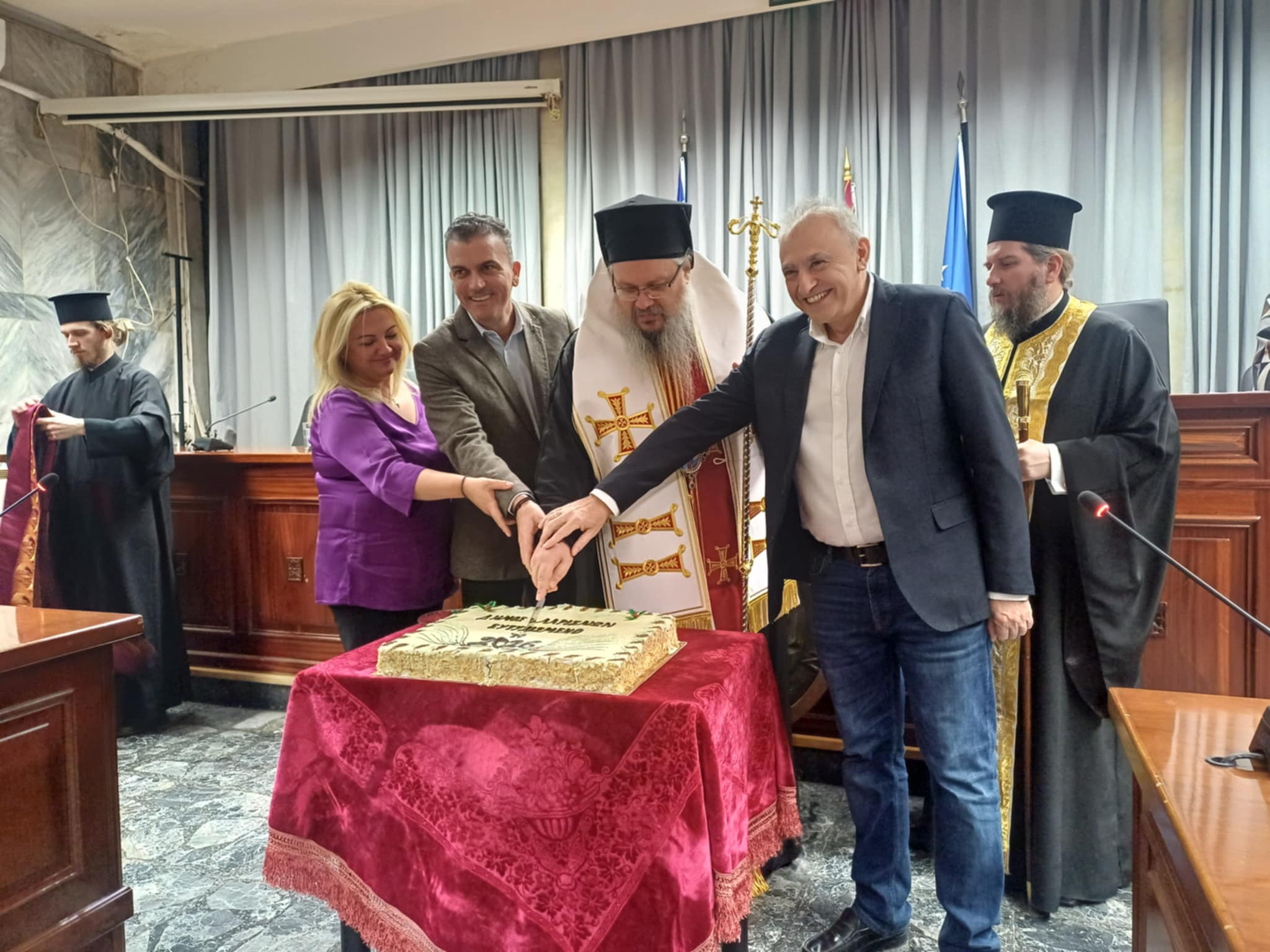 Έκοψε την πρωτοχρονιάτικη πίτα το δημοτικό συμβο΄-υλιο Λάρισας (ΦΩΤΟ)