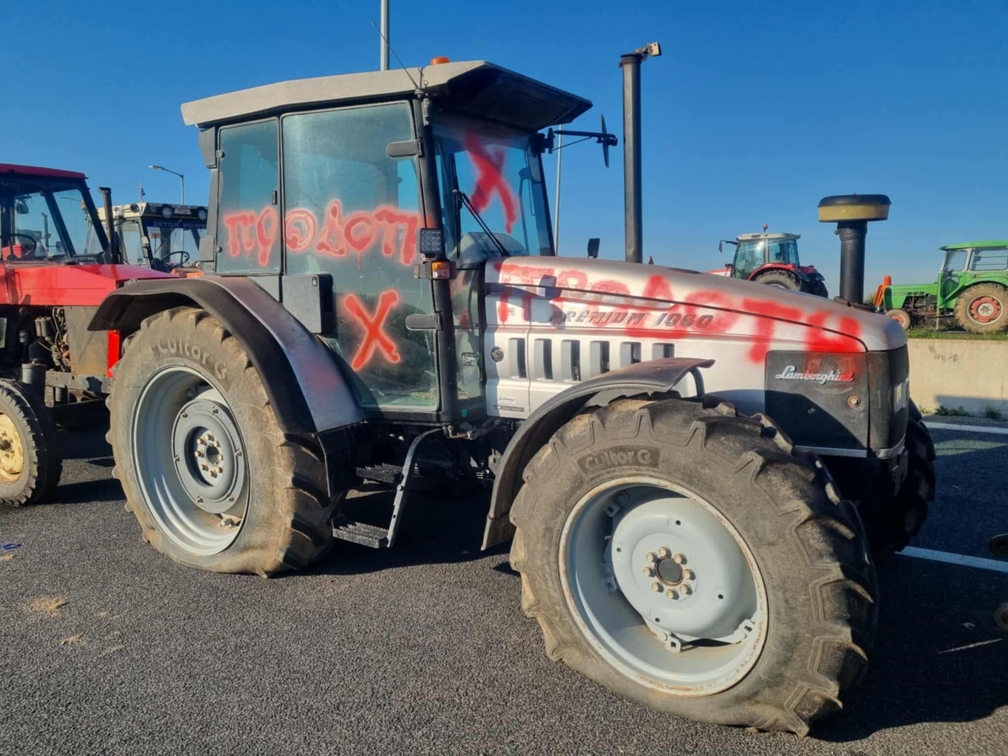 Άφησε το τρακτέρ του στο μπλόκο της Νίκαιας και πήγε στο Μαξίμου- δείτε πως το βρήκε σήμερα (ΦΩΤΟ)