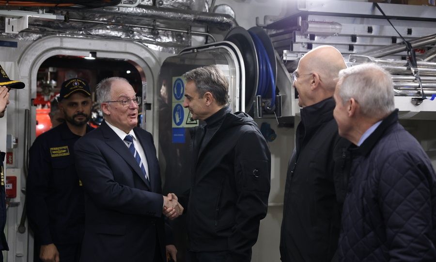Η στιγμή που ο Πρόεδρος της Δημοκρατίας και ο πρωθυπουργός φτάνουν στην υπερσύγχρονη φρεγάτα Κίμων