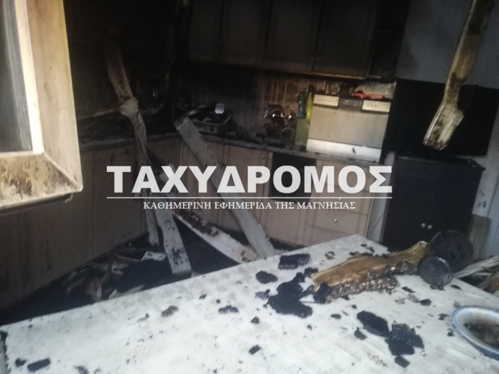 Σοκ στον Αλμυρό: Ξεσπιτώθηκε οικογένεια μετά από μεγάλη φωτιά στο σπίτι όπου διέμενε