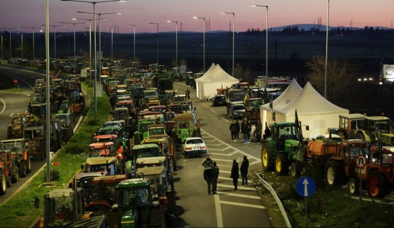 Οι «σκληροί» των μπλόκων ετοιμάζονται για συνάντηση με τον πρωθυπουργό – Κλήσεις σε δύο αγρότες για παρακώλυση συγκοινωνιών