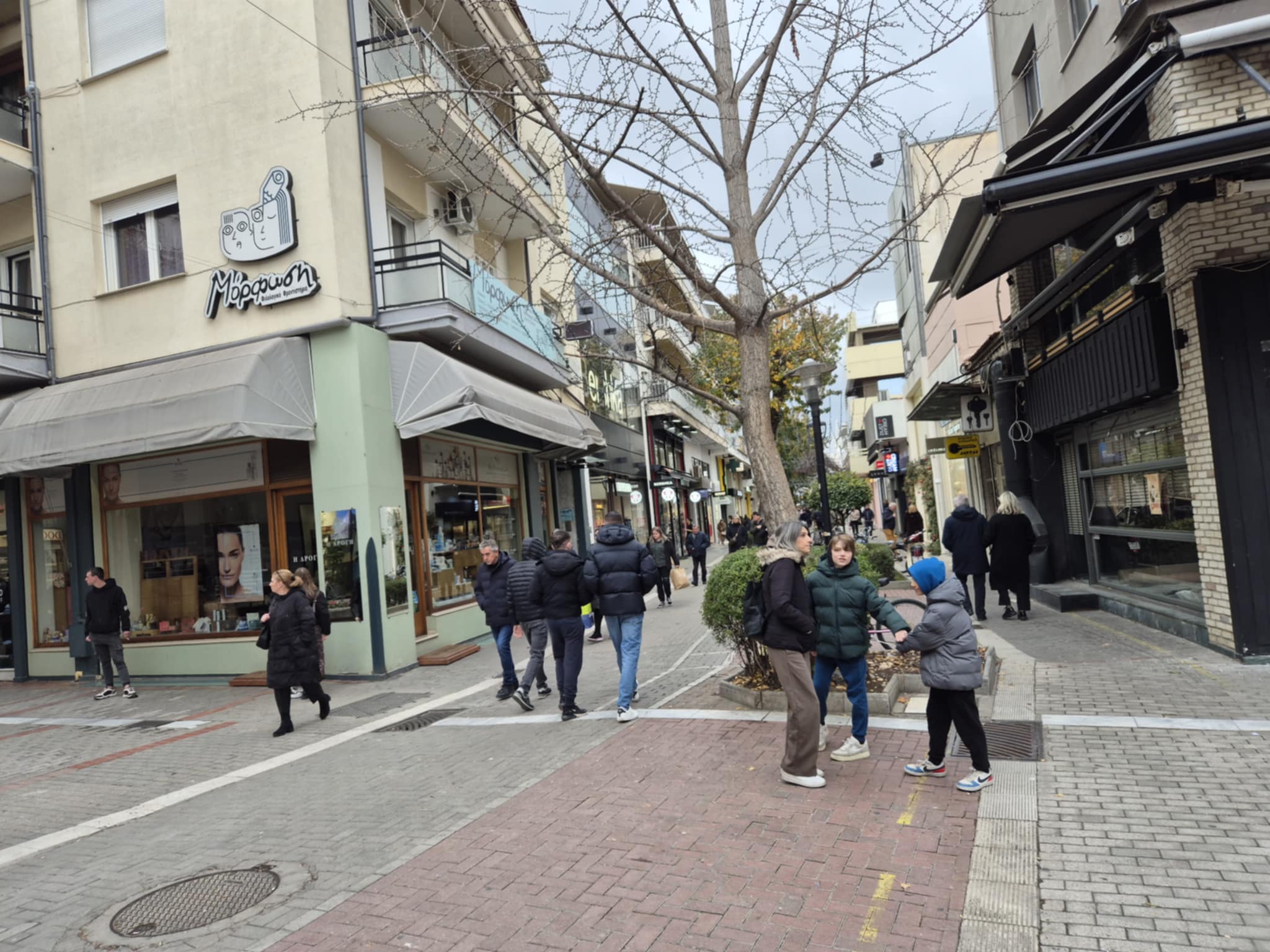 Ανοιχτά σήμερα Κυριακή τα μαγαζιά στη Λάρισα, αλλά περιορισμένη η κίνηση λόγω κρύου (ΦΩΤΟ)