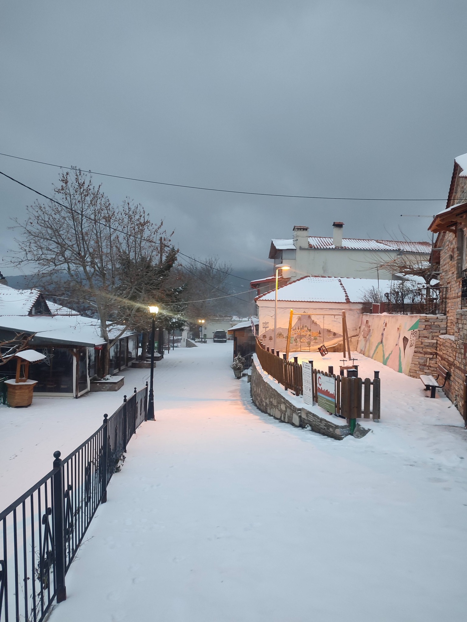 Χιονίζει στη Σπηλιά Κισσάβου – Στους 5 πόντους το χιόνι, στους -2°C η θερμοκρασία (ΦΩΤΟ)