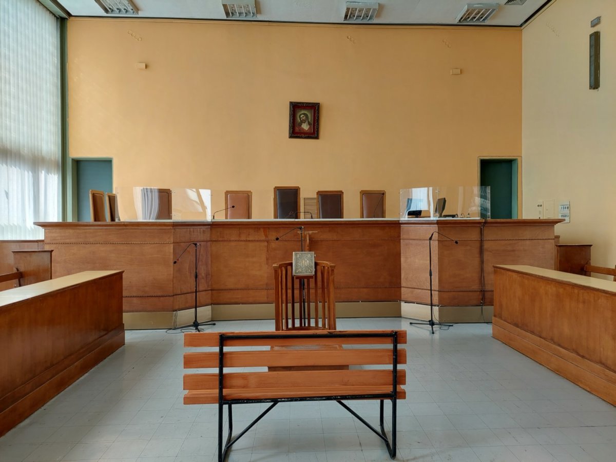 Λάρισα: Συνελήφθη άνδρας επειδή ούρησε σε παρτέρι και έβρισε αστυνομικούς -Τι υποστήριξε στο δικαστήριο