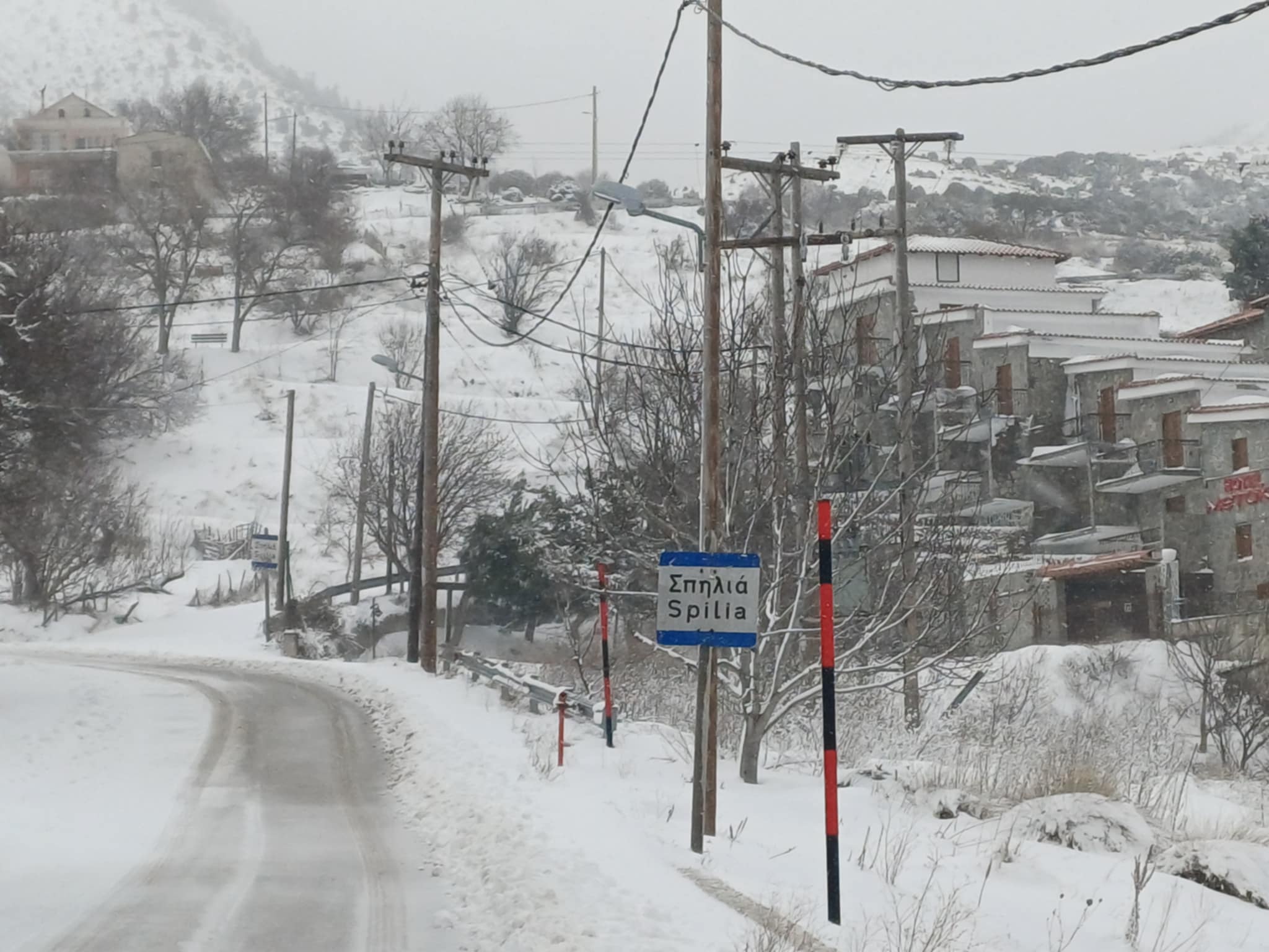 Στα λευκά τα ορεινά χωριά του Κισσάβου- η «Θεσσαλία τηλεόραση»  στη Σπηλιά με 40 πόντους χιόιi (ΦΩΤΟ+video)