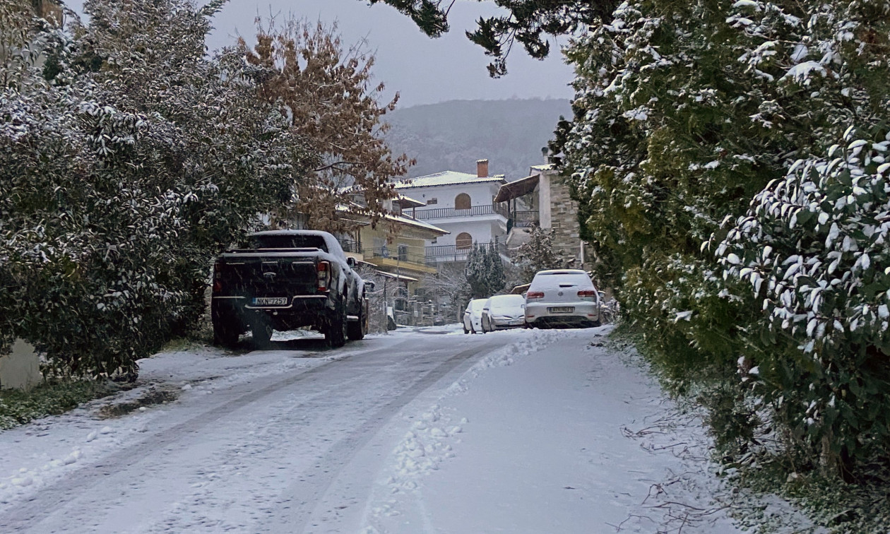 Δείτε βίντεο και φωτογραφίες από τα χιόνια σε Καρδίτσα, Τρίκαλα, Λίμνη Πλαστήρα, Καλαμπάκα