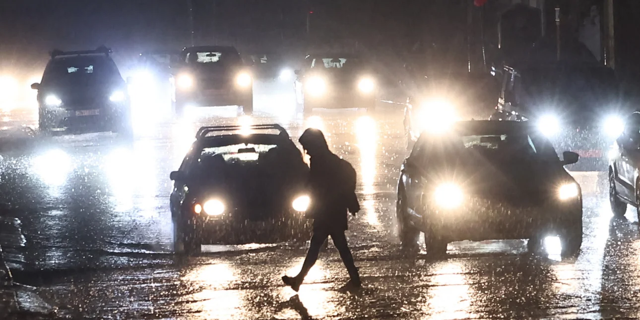 Η κακοκαιρία σφυροκοπά την Αττική -Ποτάμια οι δρόμοι, καθιζήσεις, «προσοχή το επόμενο δίωρο», λέει ο Καλλιάνος