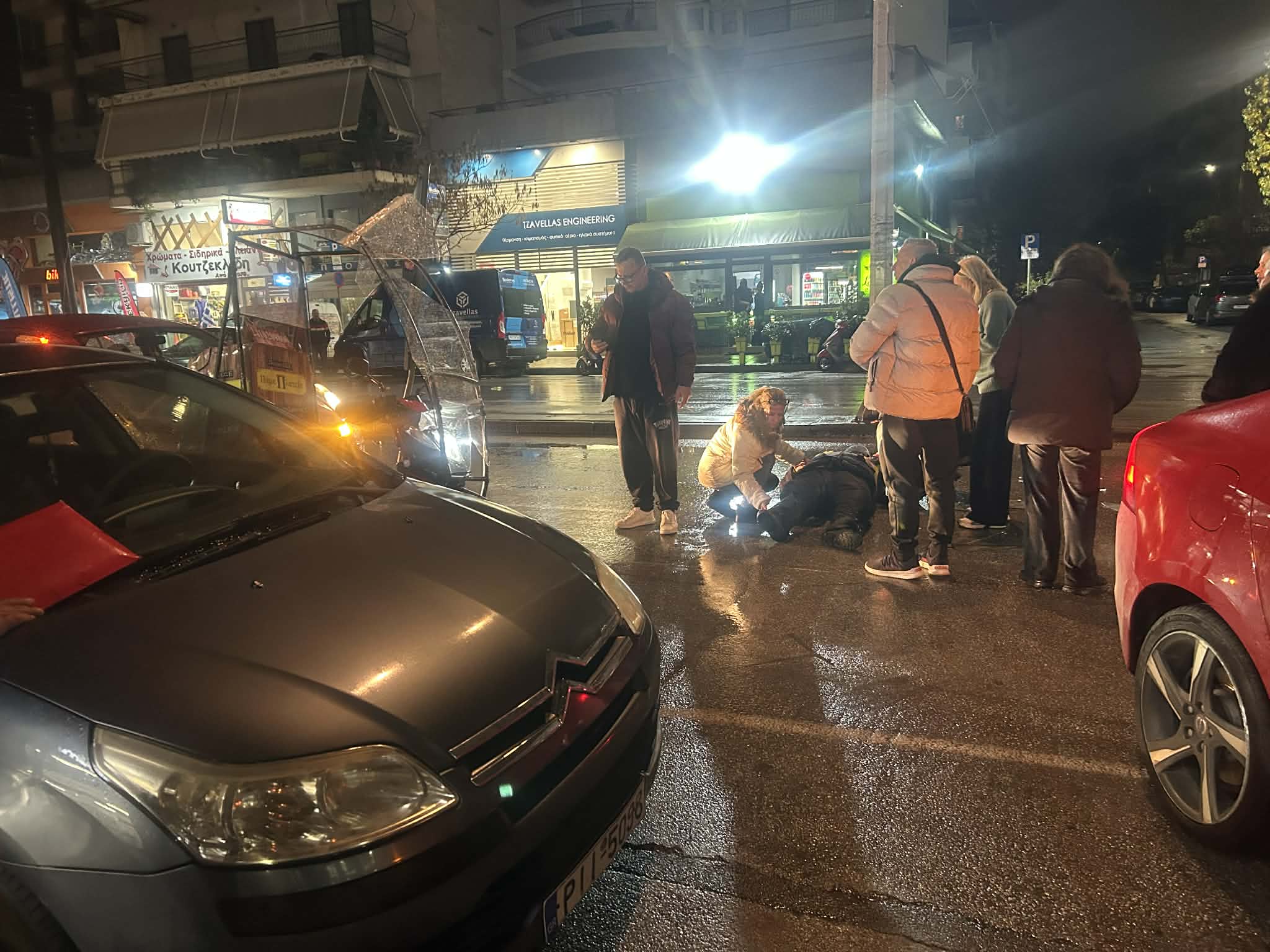 Τραυματίστηκε  ντελιβεράς πριν λίγο σε τροχαίο με ΙΧ στην Ηρώων Πολυτεχνείου (ΦΩΤΟ)