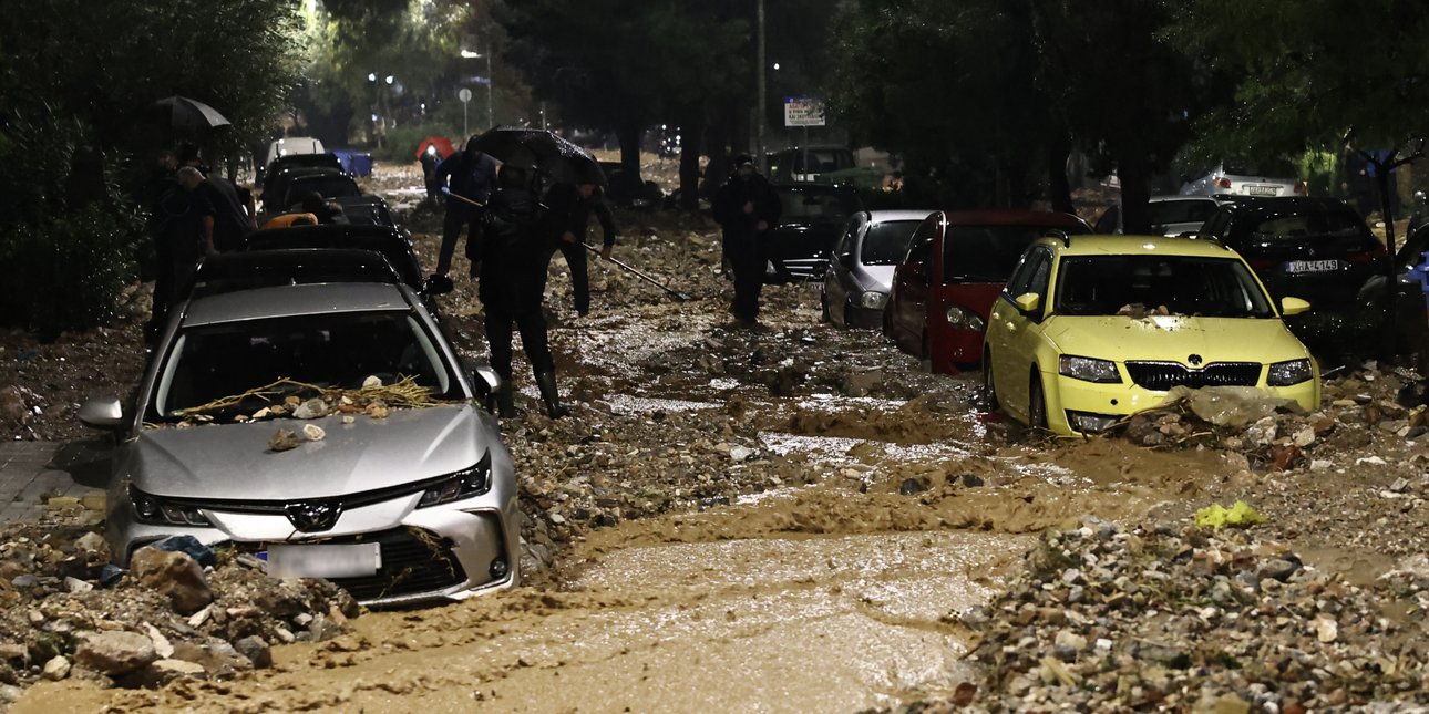 Κακοκαιρία: Νεκρή γυναίκα στην Άνω Γλυφάδα -Παρασύρθηκε από ορμητικά νερά, εγκλωβίστηκε κάτω από όχημα