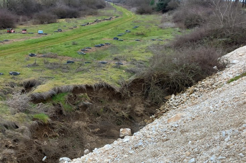 ΛΑΣΥ Θεσσαλίας: Το προσωρινό μπάζωμα του σπασμένου αναχώματος του Πηνειού στη Φαλάνη, εγκυμονεί κινδύνους