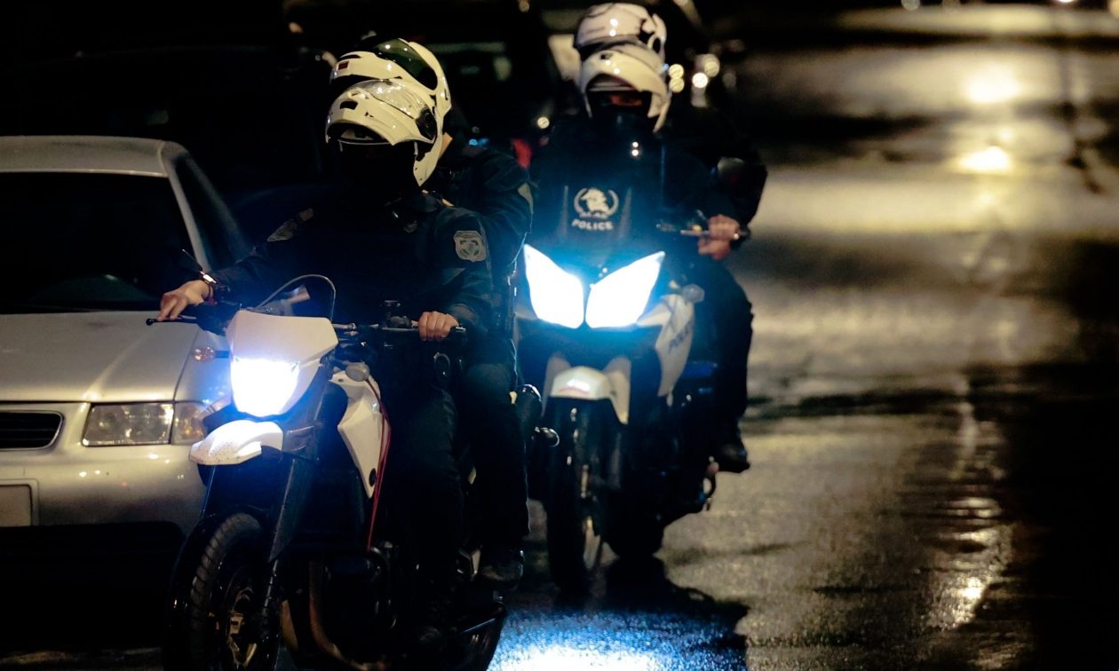 Λάρισα: Άντρας σε κατάσταση αμόκ επιτέθηκε και έβριζε περαστικούς στο κέντρο της πόλης