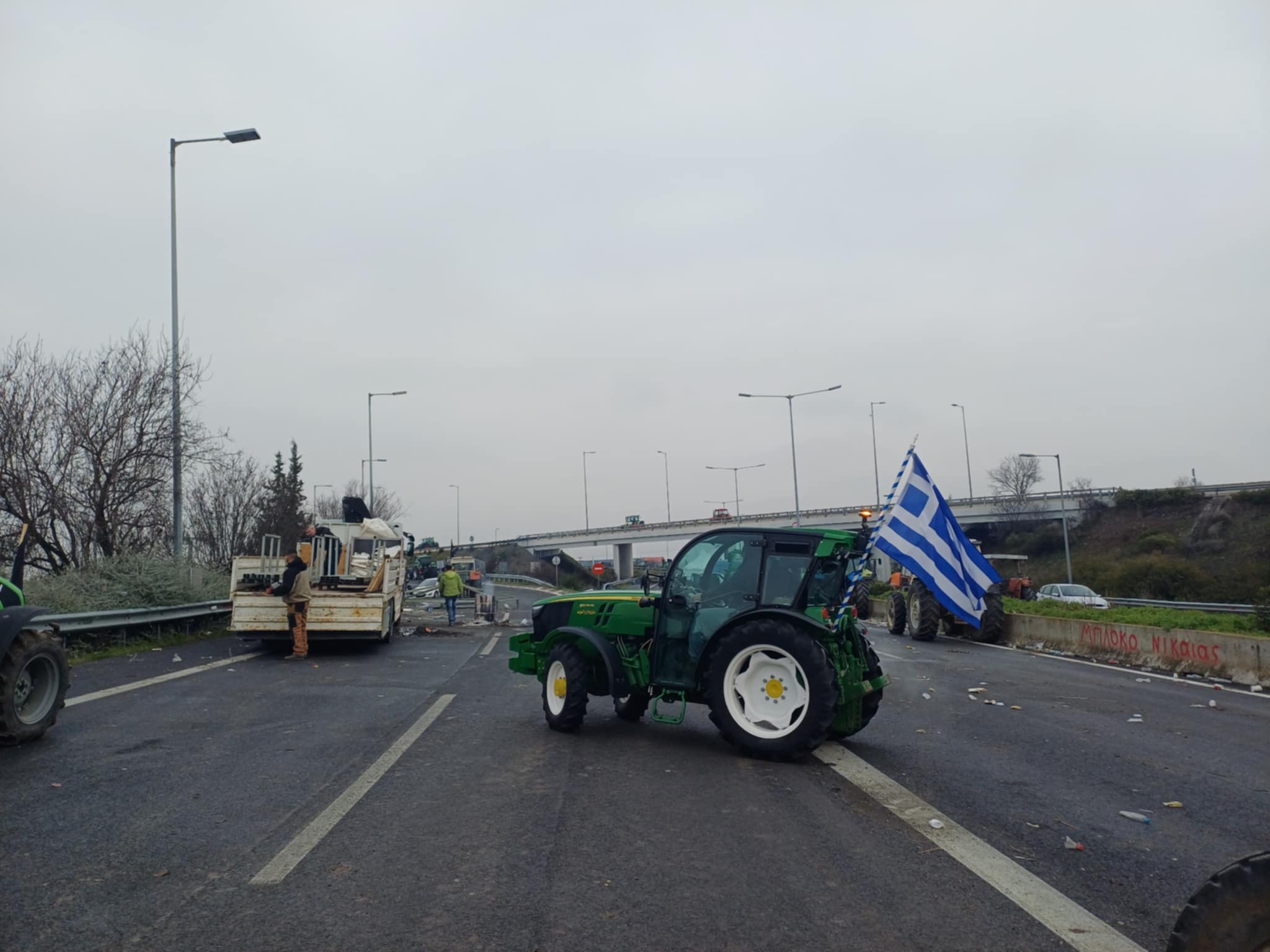 Φεύγουν με ψηλά το κεφάλι οι αγρότες, μετά από 55 ημέρες παραμονής, από το μπλόκο της Νίκαιας (ΦΩΤΟ+video)