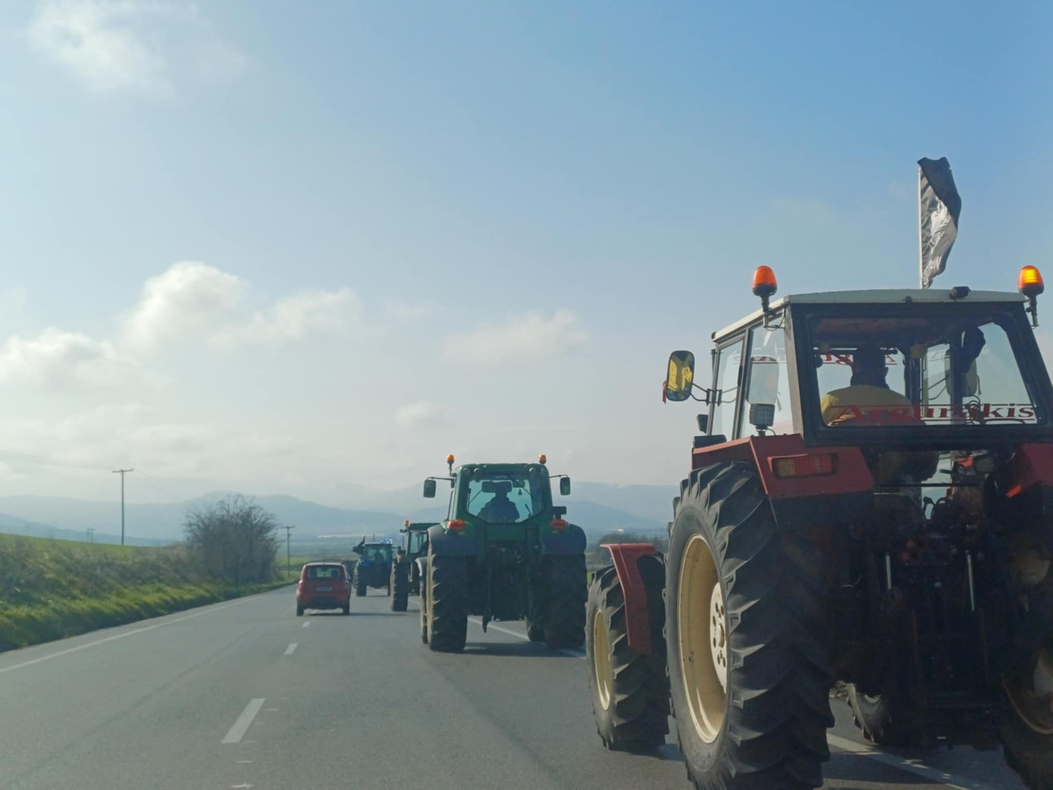 Σε ένα μεγάλο κομβόϊ επιστρέφουν τα τρακτερ των Φαρσάλων από το μπλόκο της Νίκαιας (ΦΩΤΟ) Σε ένα μεγάλο κομβόϊ επιστρέφουν τα τρακτερ των Φαρσάλων από το μπλόκο της Νίκαιας (ΦΩΤΟ)