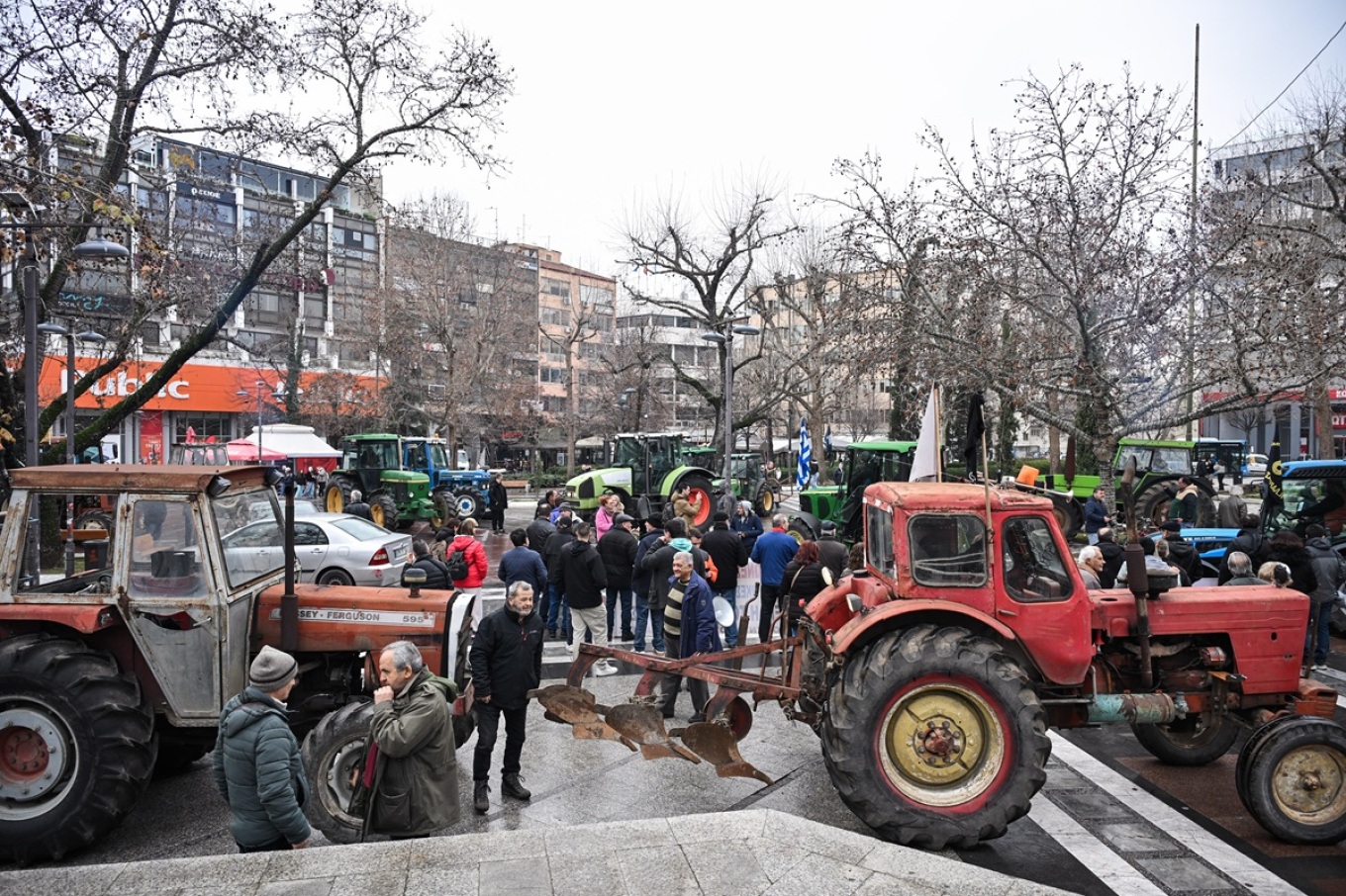 Έφυγαν από το μπλόκο της Νίκαιας και ήρθαν στην κεντρική πλατεία της Λάρισας τα τρακτερ (ΦΩΤΟ+video)