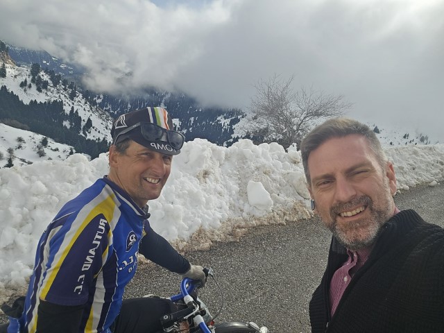 Ένας Άγγλος με ποδήλατο στην… κορυφή των Αγράφων