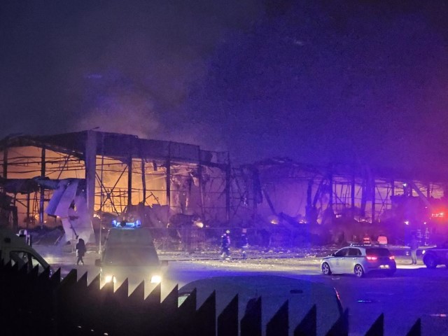 Στις φλόγες η μπισκοτοβιομηχανία «Βιολάντα» στα Τρίκαλα -Ακούστηκε έκρηξη πριν τη φωτιά, αγνοούνται πέντε εργαζόμενες (ΦΩΤΟ)