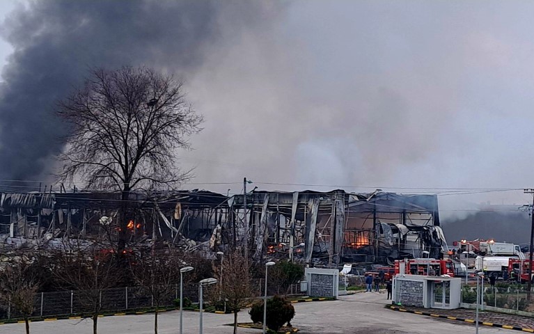 Τρίκαλα: Εικόνες καταστροφής στο εργοστάσιο της ΒΙΟΛΑΝΤΑ – Αγωνία για πέντε αγνοούμενους