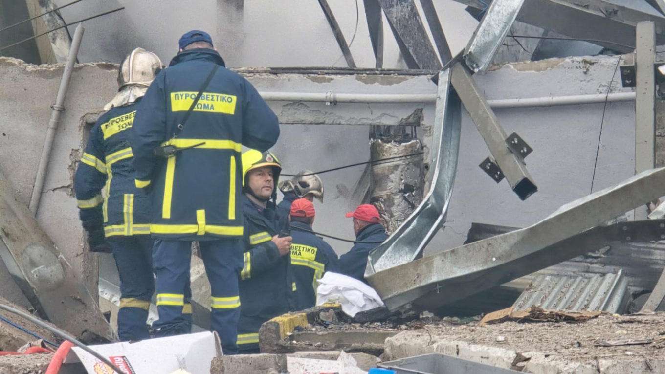 Τρίκαλα: Τρεις γυναίκες νεκρές από τη μεγάλη φωτιά στο εργοστάσιο της μπισκοτοβιομηχανίας «Βιολάντα»