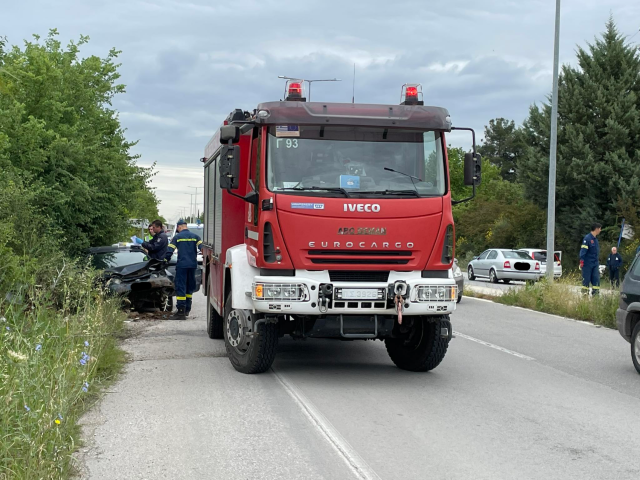 Μετωπική στο δρόμο Λάρισας- Τρικάλων στη διασταύρωση για Δαμάσι με τρεις τραυματίες