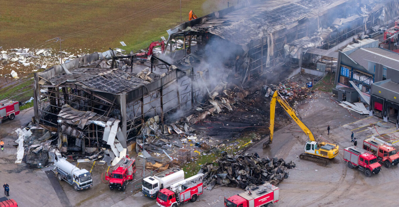Διαρροή αερίου και έκρηξη στους φούρνους δείχνουν τα πρώτα ευρήματα για την τραγωδία στο εργοστάσιο της Βιολάντα