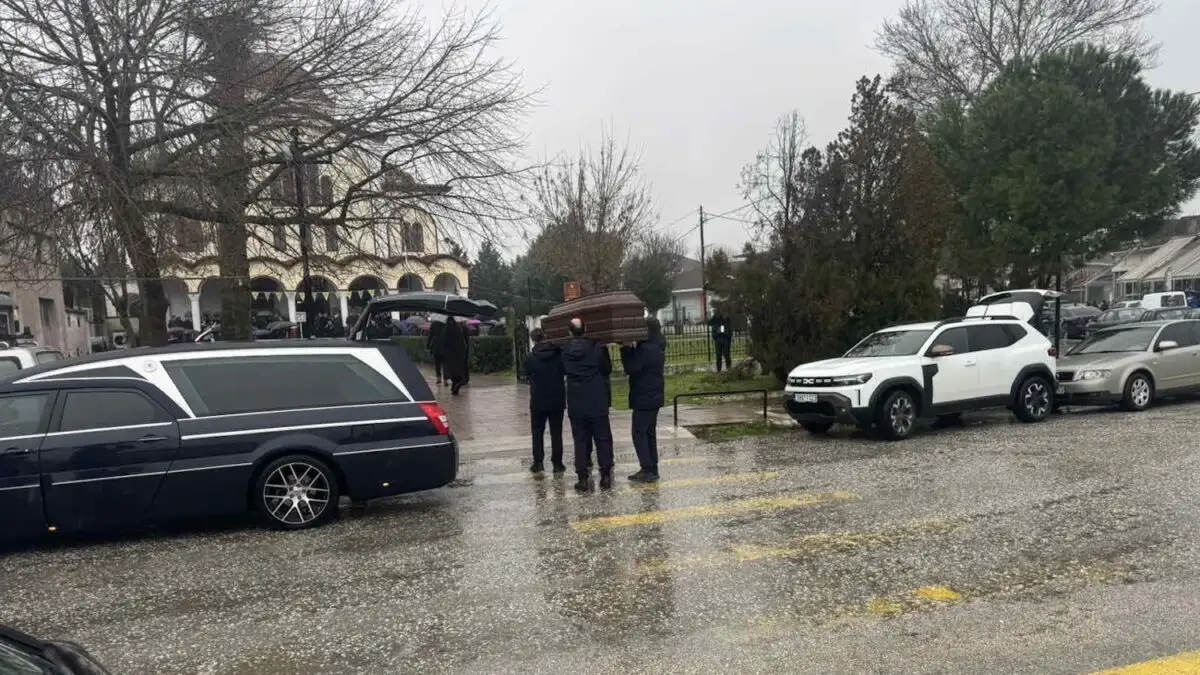 Τραγωδία στο εργοστάσιο Βιολάντα: Θρήνος στην κηδεία της 47χρονης Σταυρούλας Μπουκουβάλα